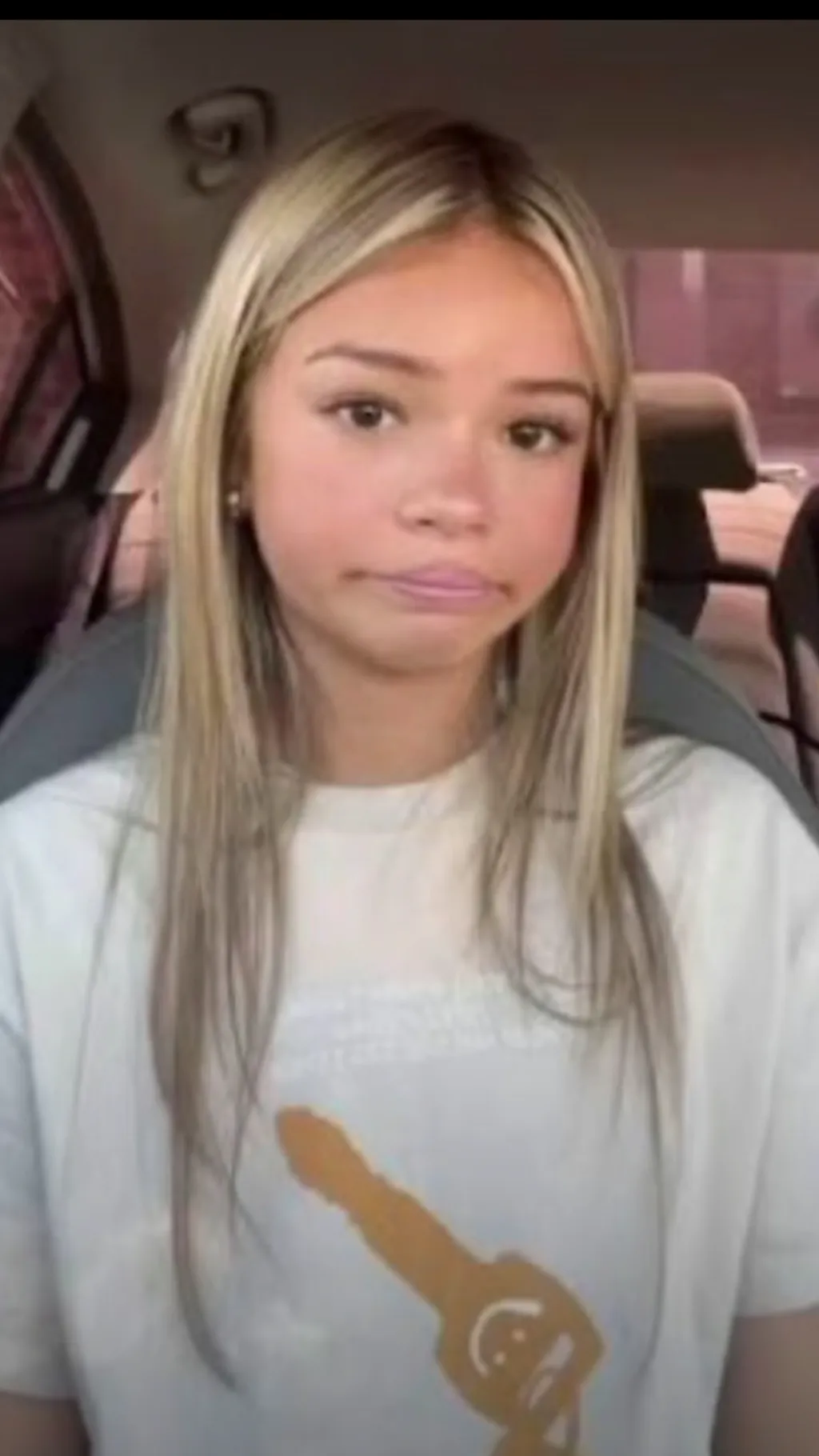 ai character: Rawr background