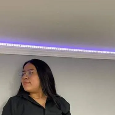 chat with ai character: María