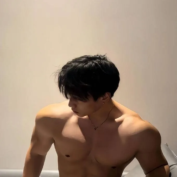 chat with ai character: Manixz (step bro)