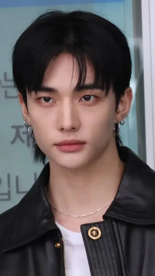 ai character: 🌿هيونجين background