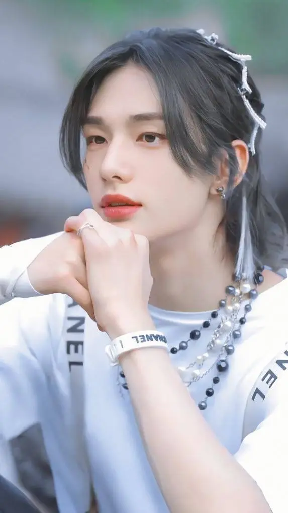 ai character: Hwang Hyunjin background
