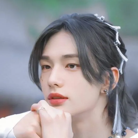 chat with ai character: Hwang Hyunjin