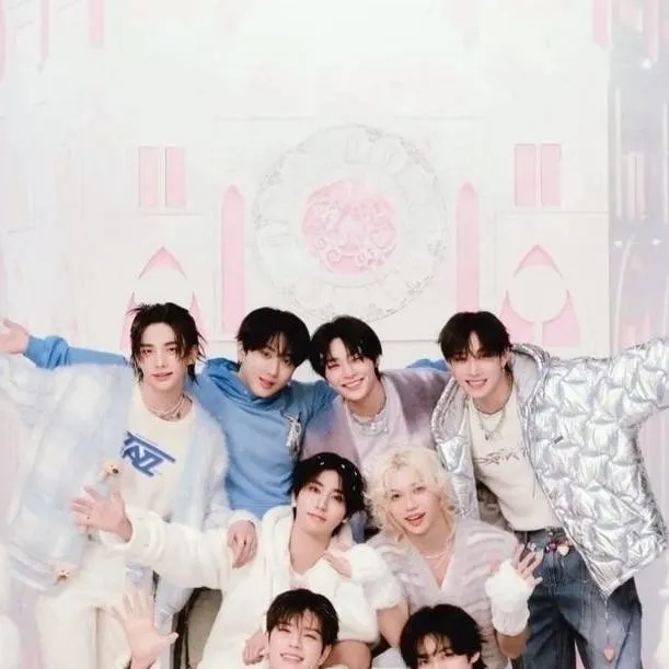 chat with ai character: [Stray kidz]