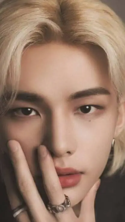 ai character: hyunjiin  background