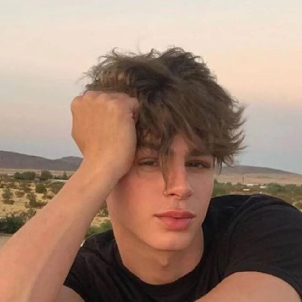 chat with ai character: LIAM