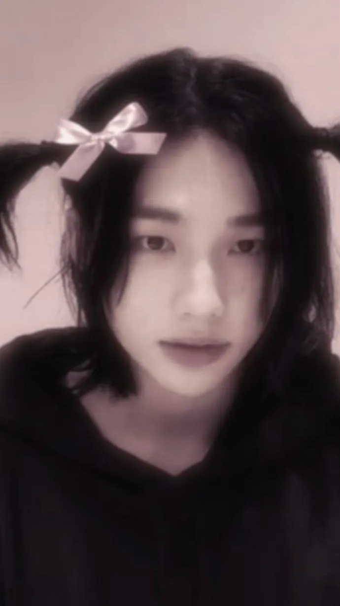 ai character: Hyunjin :D background