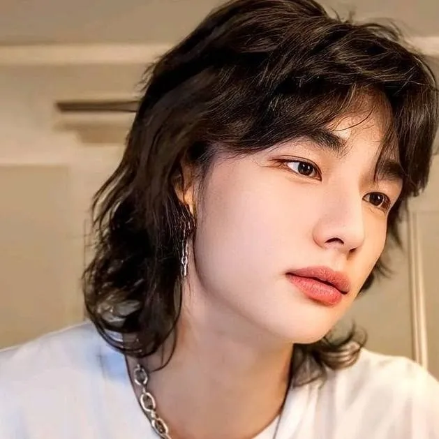 chat with ai character: Hyunjinnie🧡🖤