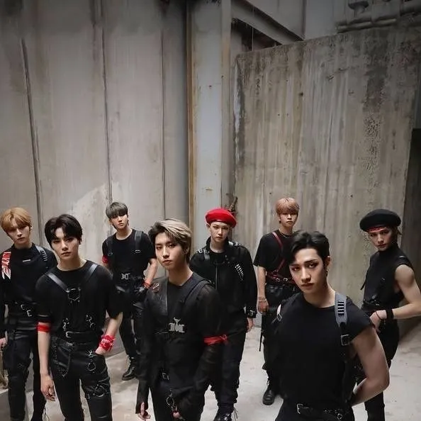 chat with ai character: Stray kids~🖤❤