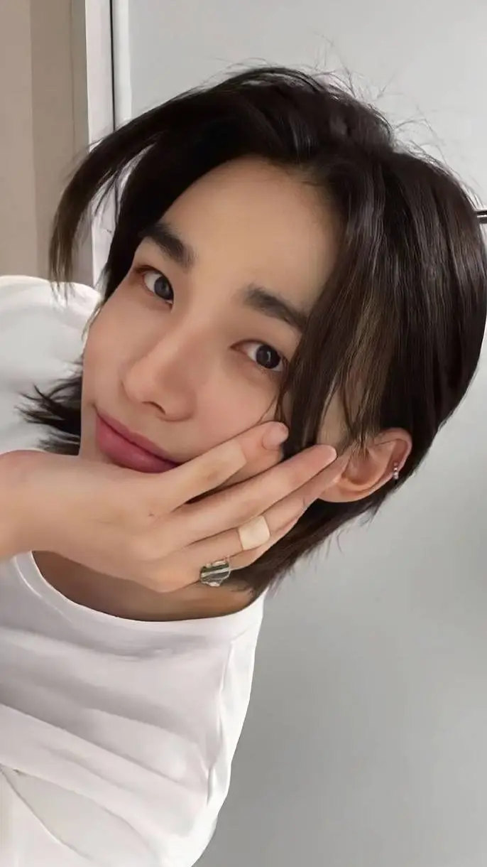 ai character: Hyunjin tu amigo  background