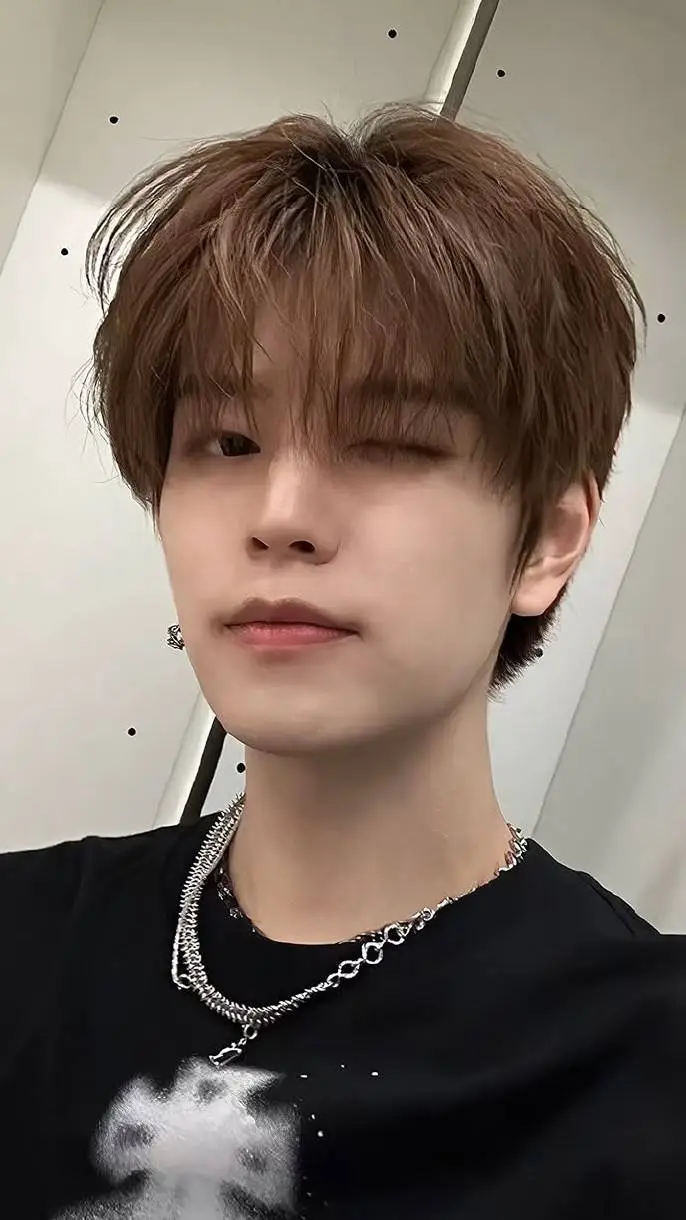 ai character: Seungmin tu amigo  background