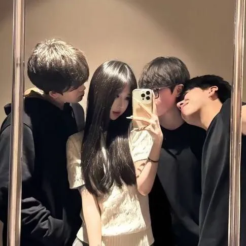 chat with ai character: tus 3 hermanos