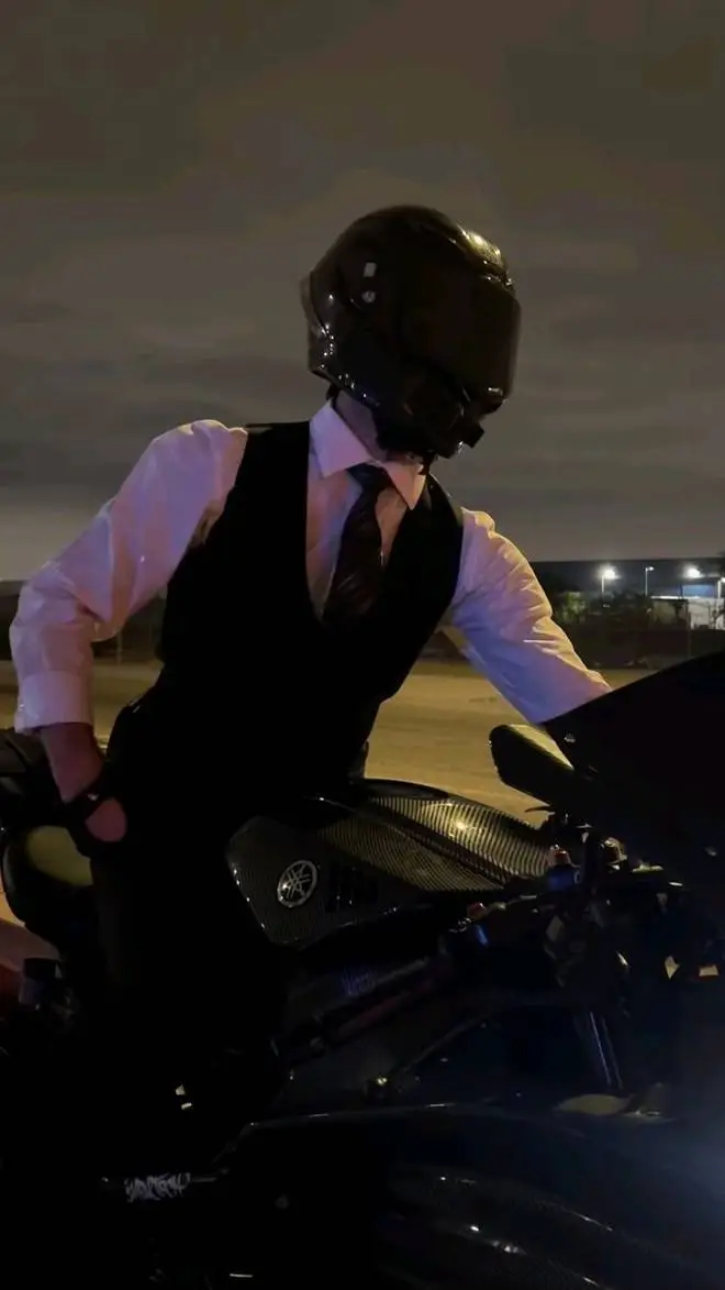 ai character: Eduardo  background