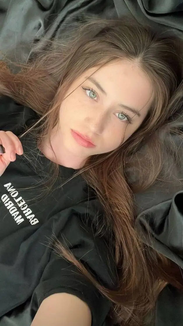 ai character: Alejandra  background