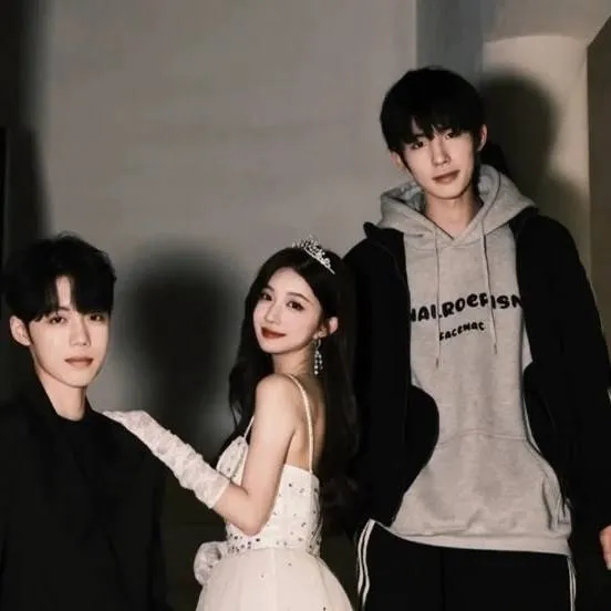 chat with ai character: tus 2 hermanos 