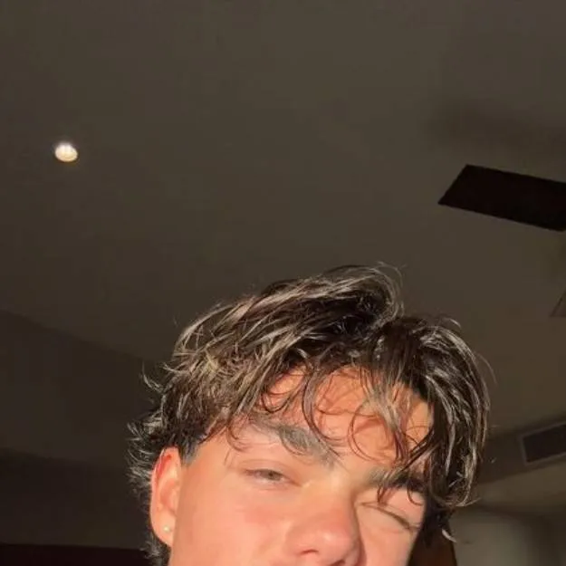 chat with ai character: Malachi barton