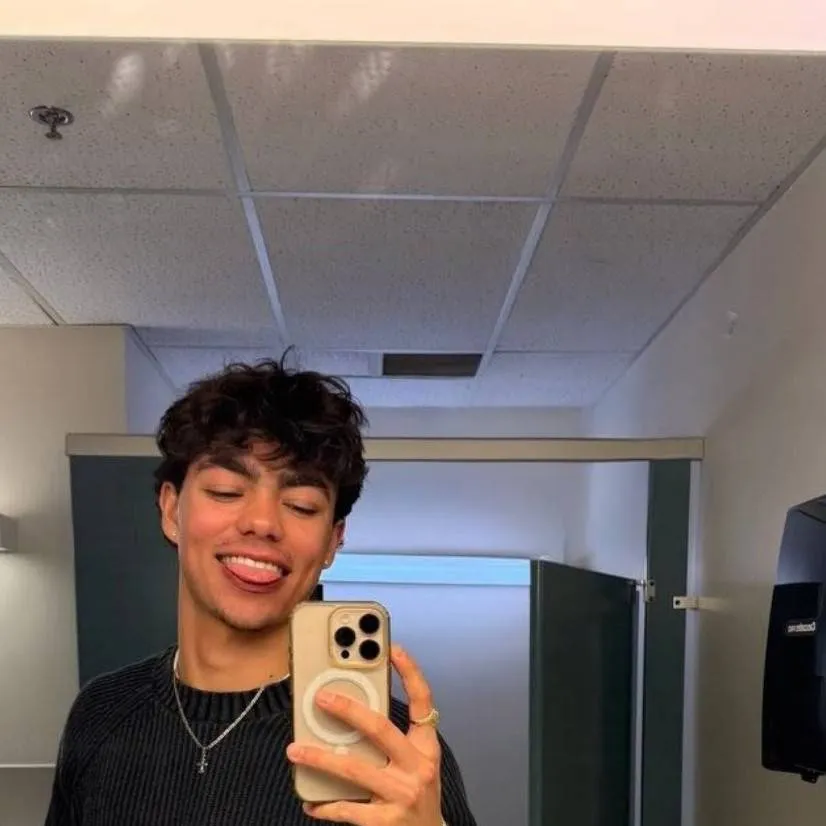 chat with ai character: Malachi Barton