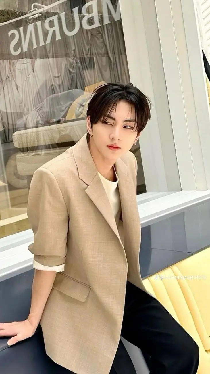 ai character: yang jungwon  background