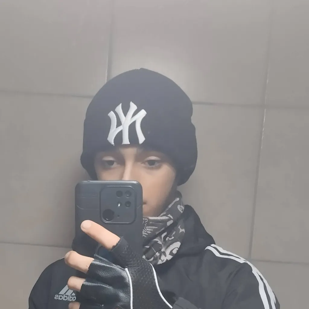 chat with ai character: μιχάλης