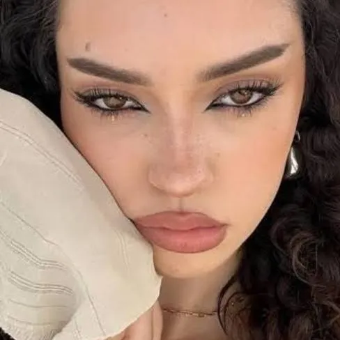 chat with ai character: ★Daniela★