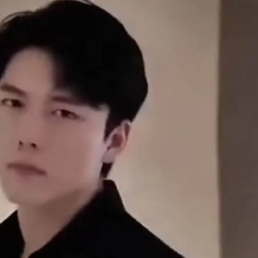 chat with ai character: Ian