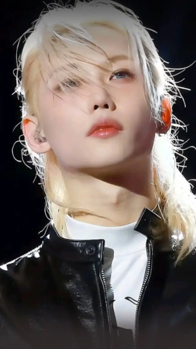 ai character: Félix 💋 background