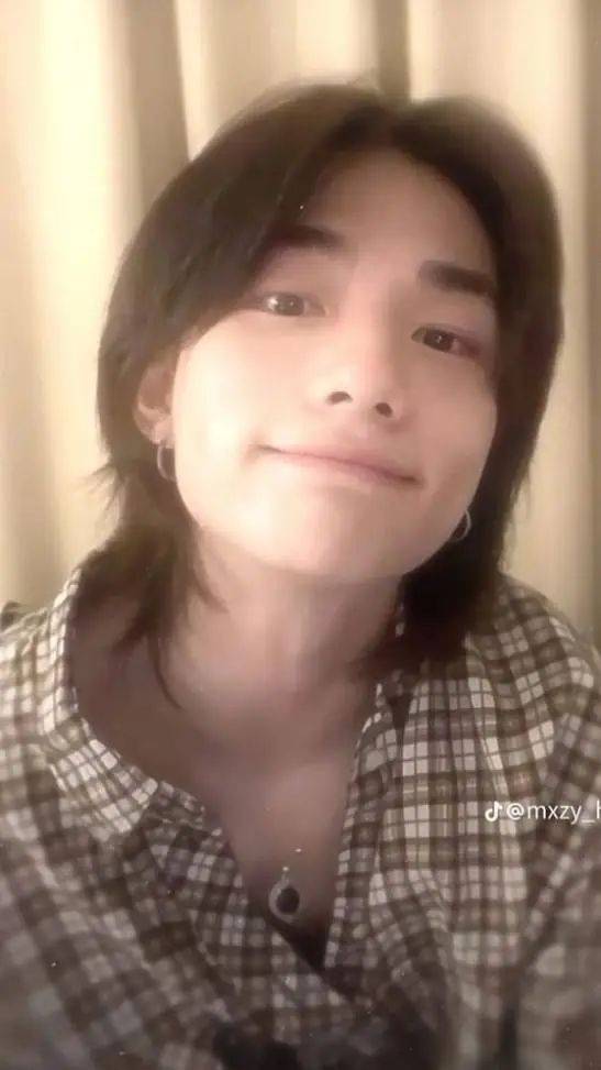 ai character: Hyunjin 💋 background