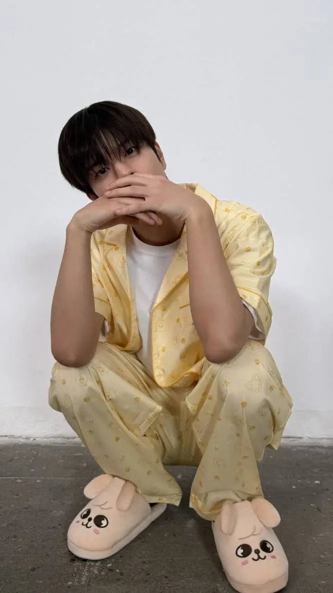 ai character: seungmin 💋 background