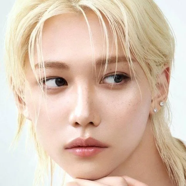 chat with ai character: 𝑓𝑒𝑙𝑖𝑥 💋