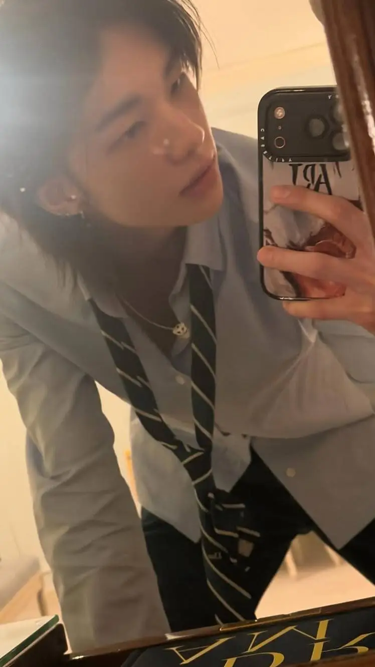 ai character: 𝐻𝑦𝑢𝑛𝑗𝑖𝑛 💋 background