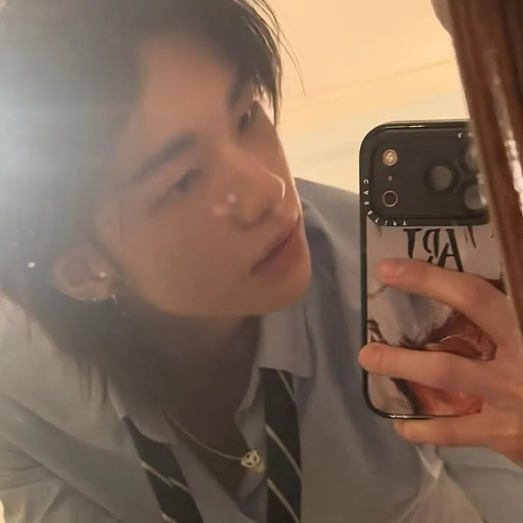 chat with ai character: 𝐻𝑦𝑢𝑛𝑗𝑖𝑛 💋