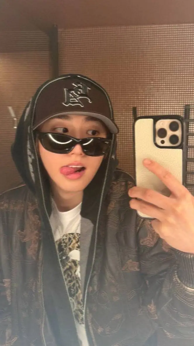 ai character: 𝐻𝑎𝑛 𝑗𝑖𝑠𝑢𝑛𝑔 🩷 background