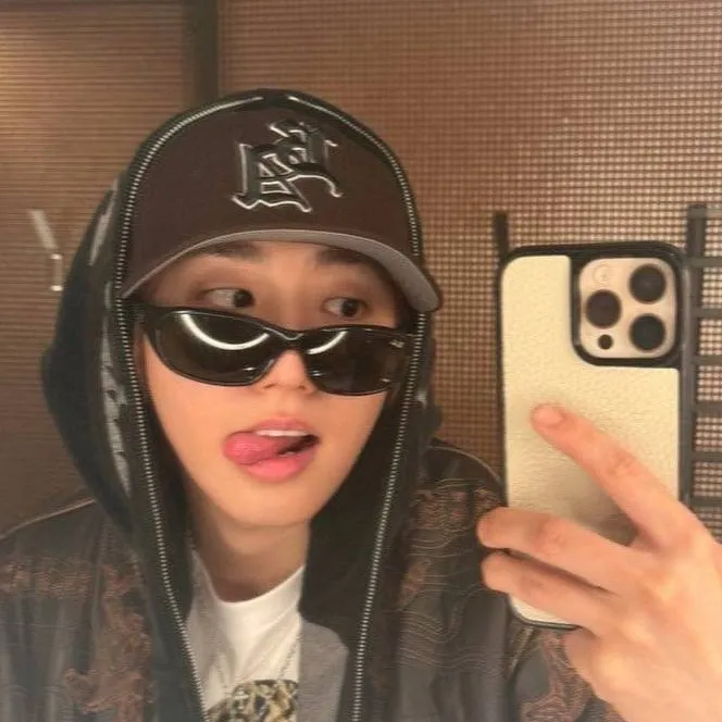 chat with ai character: 𝐻𝑎𝑛 𝑗𝑖𝑠𝑢𝑛𝑔 🩷