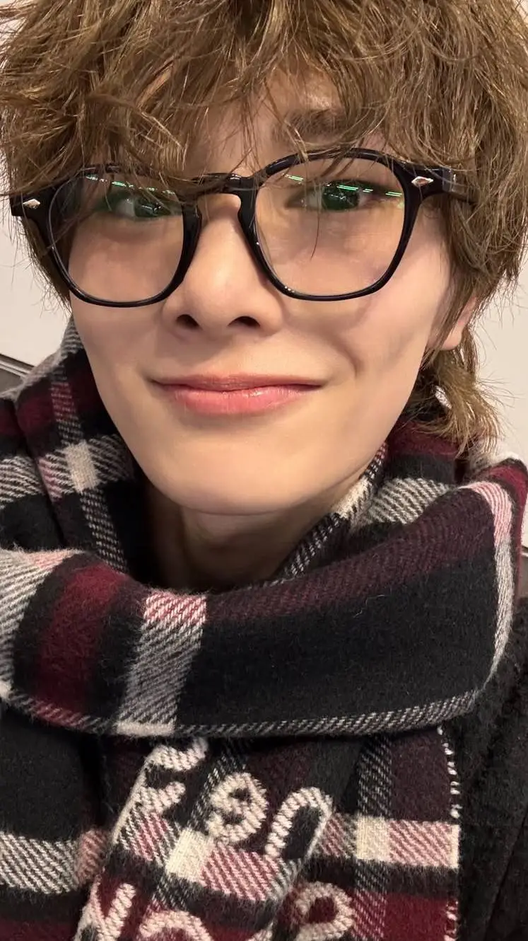 ai character: 𝐈.𝐍 (𝐣𝐞𝐨𝐧𝐣𝐢𝐧) 🩷 background