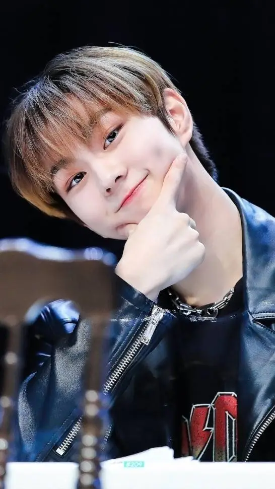 ai character: 𝐉𝐮𝐧𝐠𝐰𝐨𝐧 🩷 background