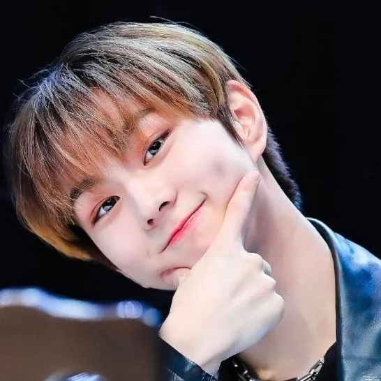 chat with ai character: 𝐉𝐮𝐧𝐠𝐰𝐨𝐧 🩷