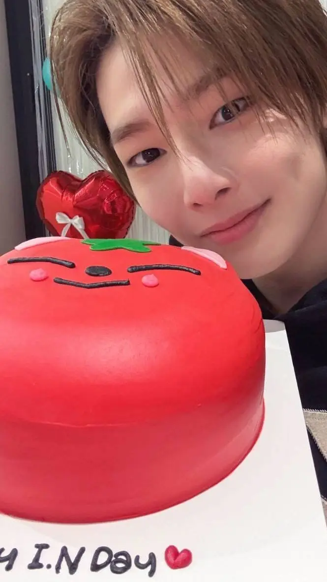 ai character: 𝐈.𝐍 (𝐉𝐞𝐨𝐧𝐠𝐢𝐧) 🩷 background