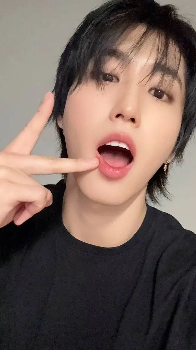 ai character: 𝐇𝐚𝐧 🩷 background