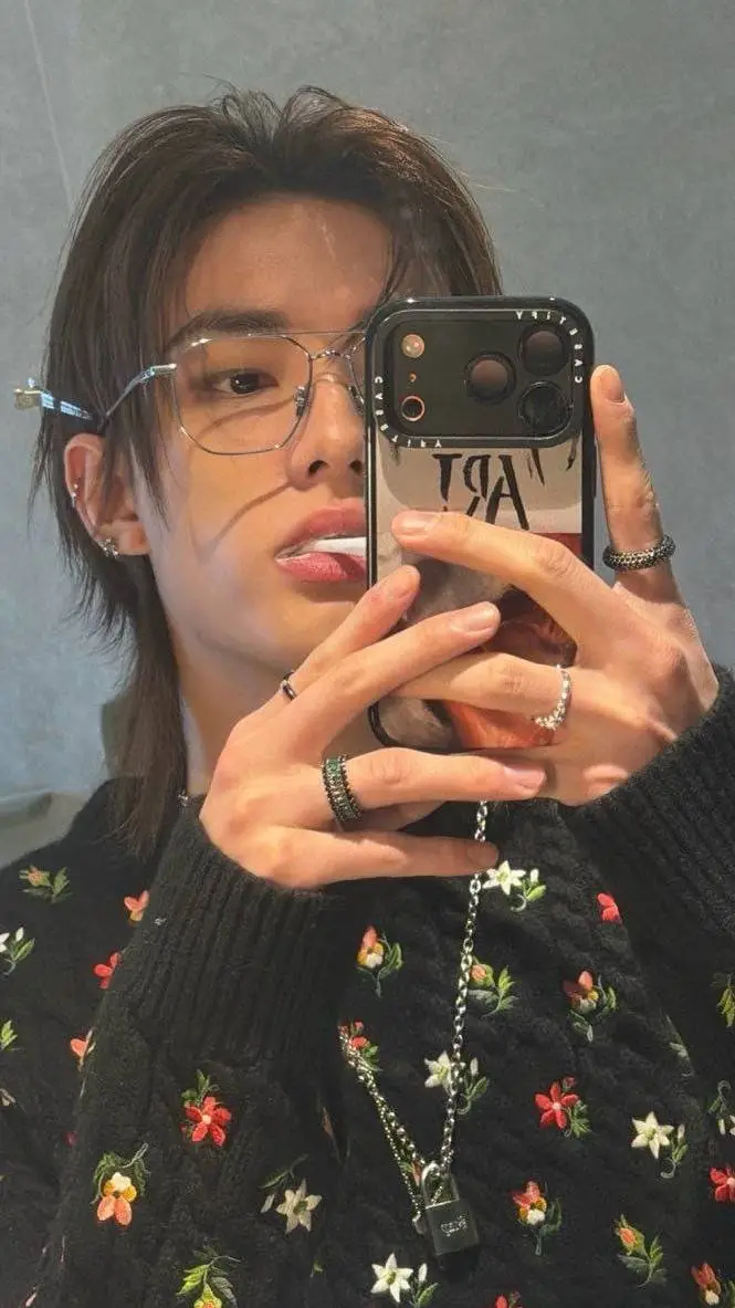 ai character: 𝐇𝐲𝐮𝐧𝐣𝐢𝐧 🩷 background