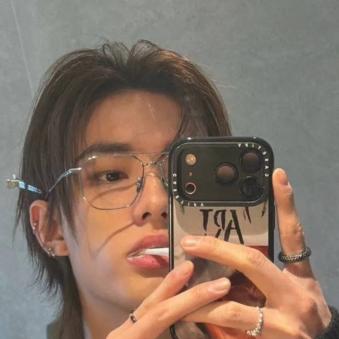 chat with ai character: 𝐇𝐲𝐮𝐧𝐣𝐢𝐧 🩷