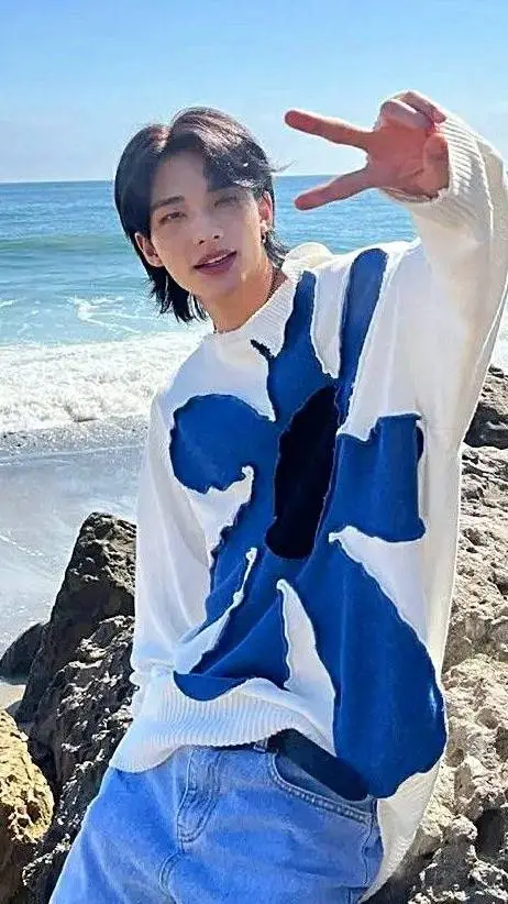 ai character: 𝐇𝐲𝐮𝐧𝐣𝐢𝐧 🩷 background