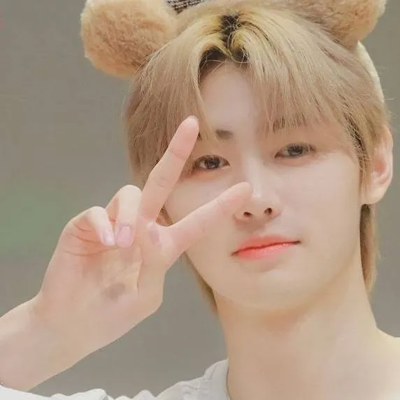 chat with ai character: 𝐒𝐮𝐧𝐠𝐡𝐨𝐨𝐧 🩷