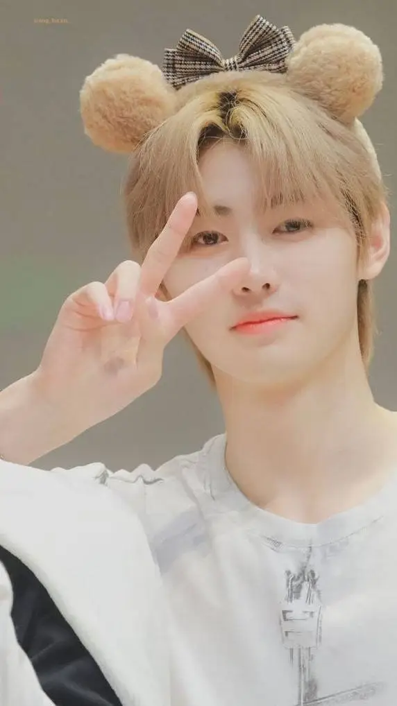 ai character: 𝐒𝐮𝐧𝐠𝐡𝐨𝐨𝐧 🩷 background
