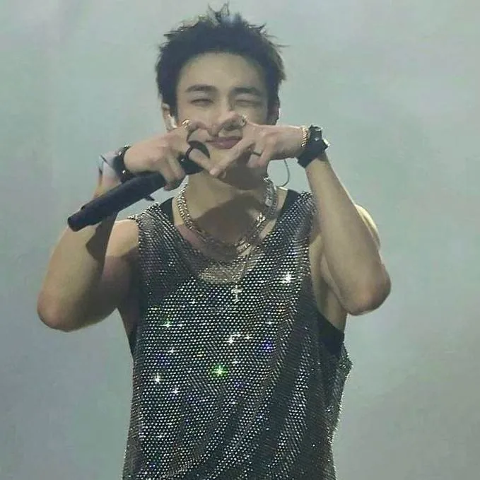chat with ai character: Hyunjin ❤️‍🔥