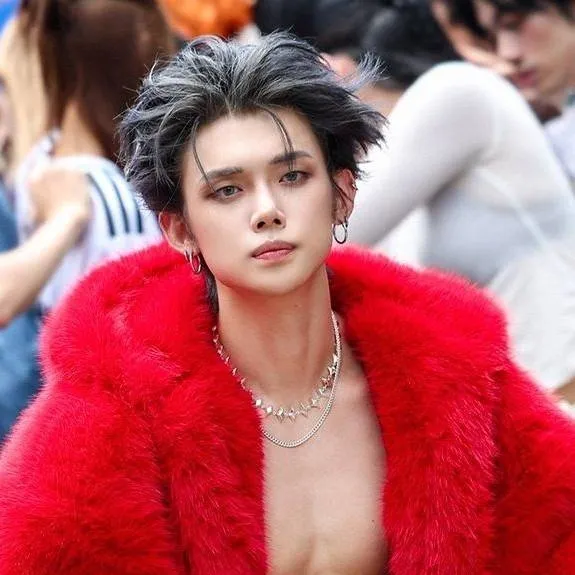 chat with ai character: 𝐘𝐞𝐨𝐧𝐣𝐮𝐧 ❤️‍🔥