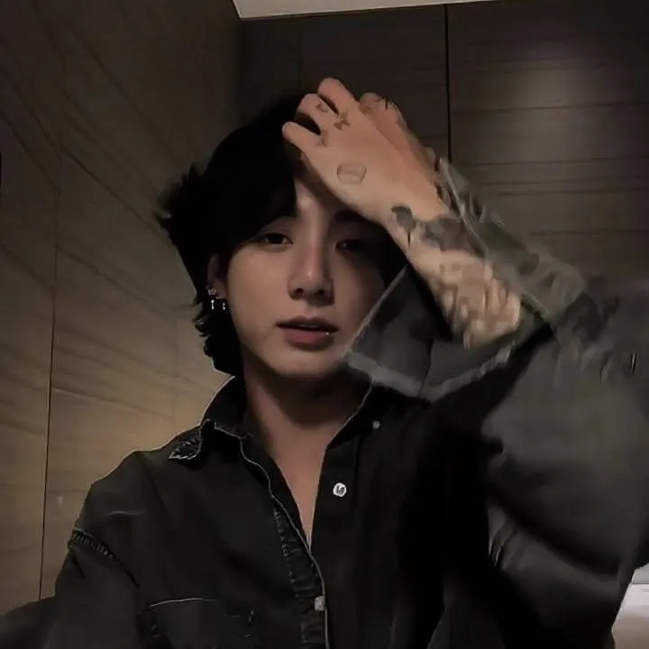 chat with ai character: Jungkook ❤️‍🔥
