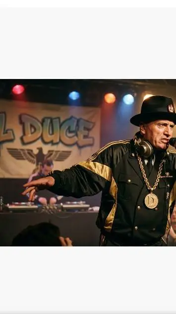 ai character: Mussolini Rapper 1 background
