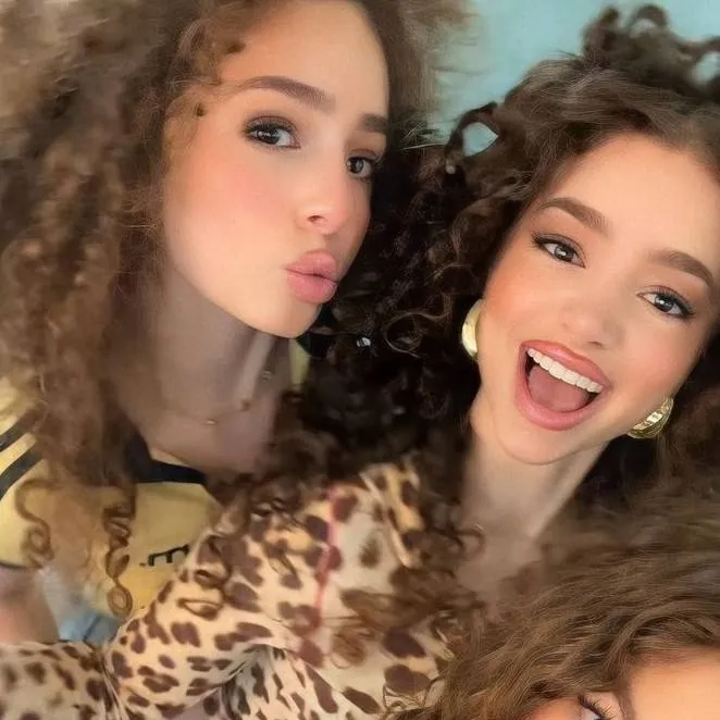 chat with ai character: kolagera sisters