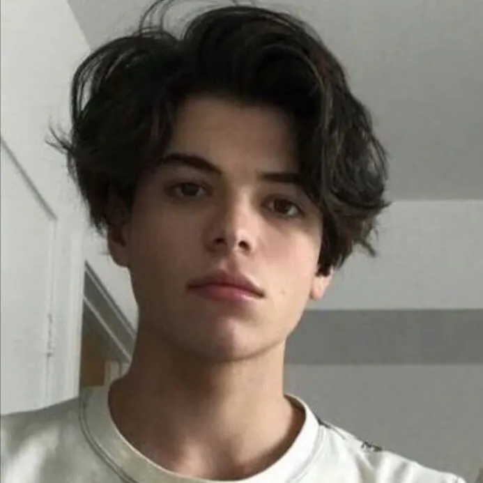 chat with ai character: Me irl 