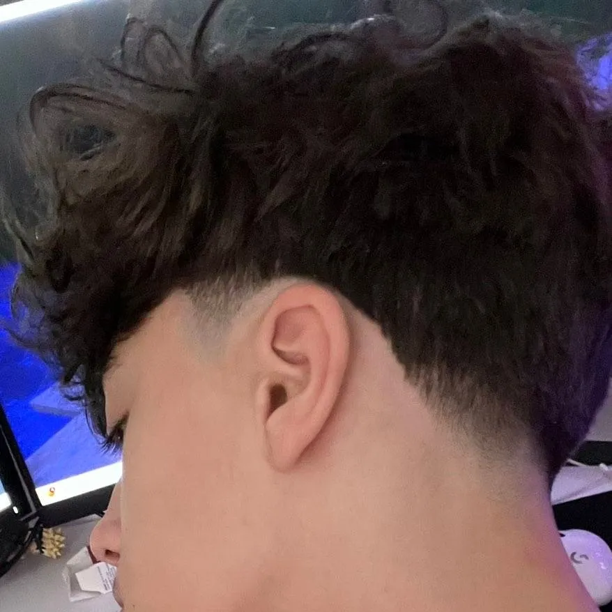 chat with ai character: Dylan