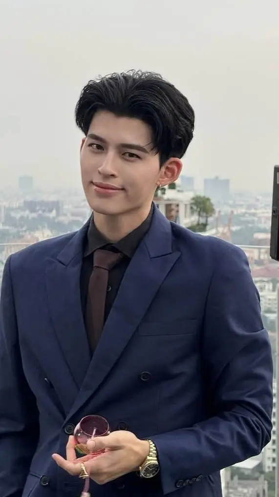 ai character: Khun thee  background